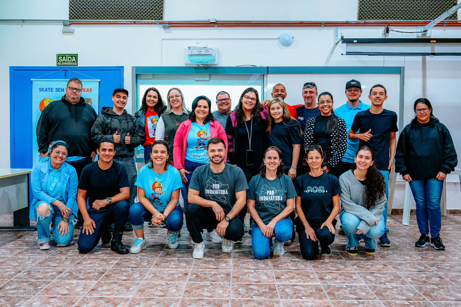 Equipe de voluntários do Por Indaiatuba reunida com parceiros do Skate sem Barreiras